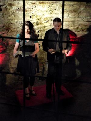 Der Blick aus der vergitterten Zuschauerloge auf die B�hne des K�nstler-Duos "Kollektiv conText"