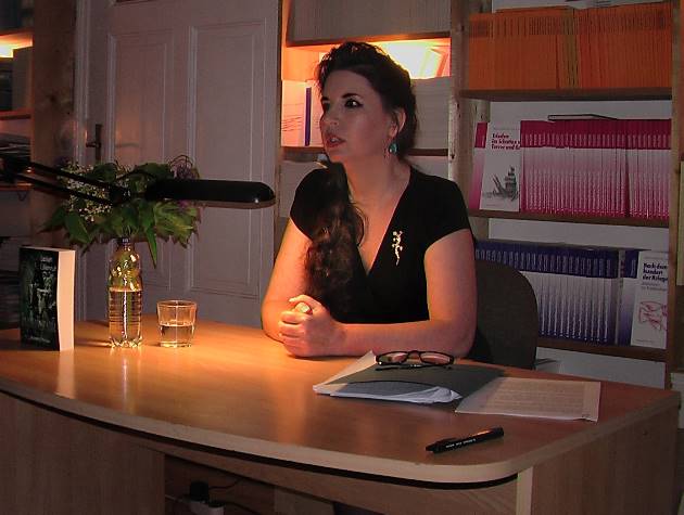 Die Autorin bei der Begr��ung des Premierenpublikums